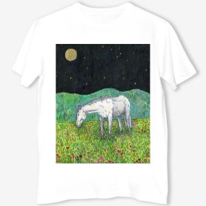 Футболка &laquo;Белая лошадь пасется в поле&raquo;