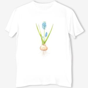 Футболка &laquo;Ботаническая акварельная иллюстрация, весенний голубой цветок с луковицей, мускари или мышиный гиацинт&raquo;